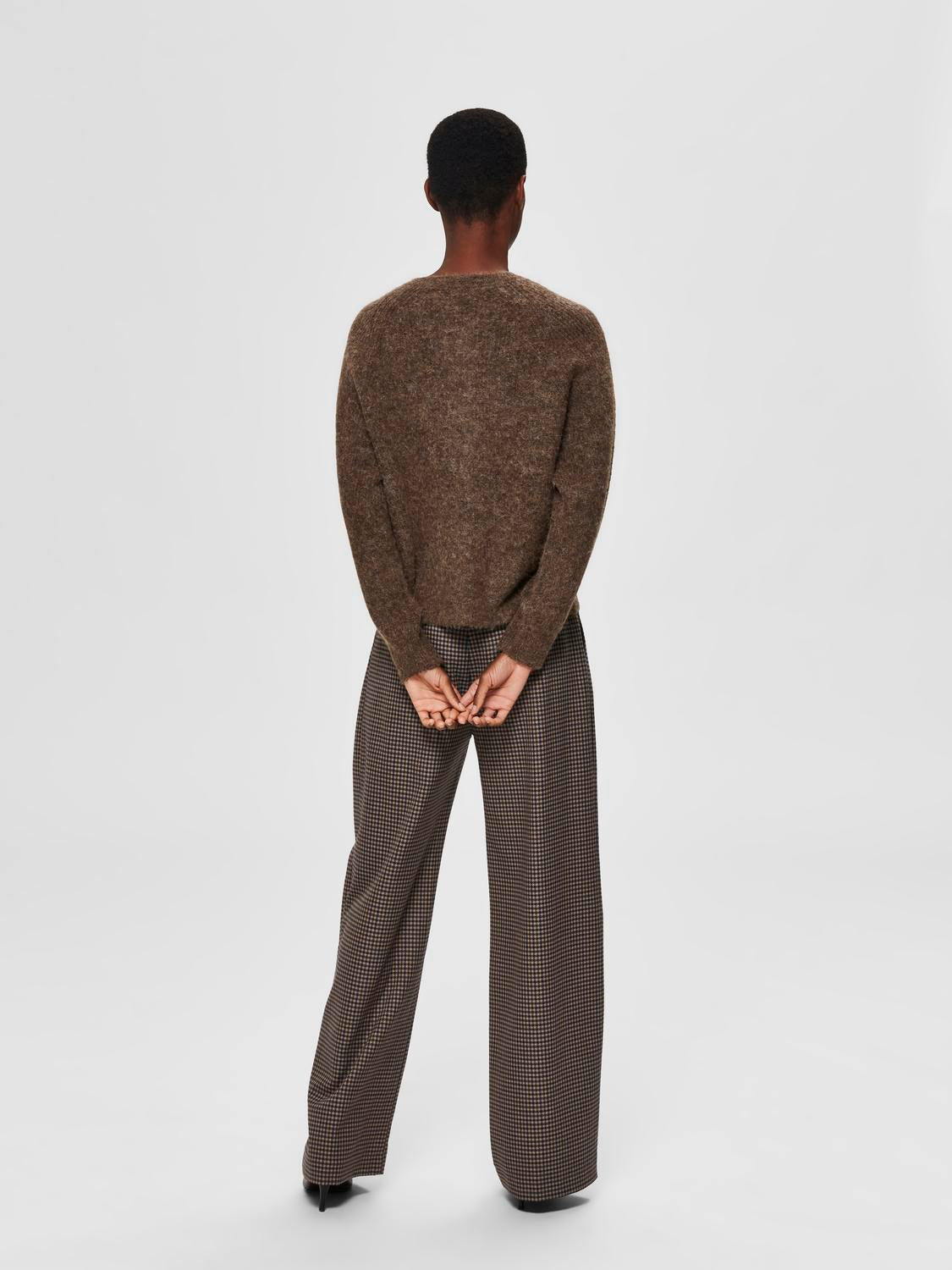 model_shot-back